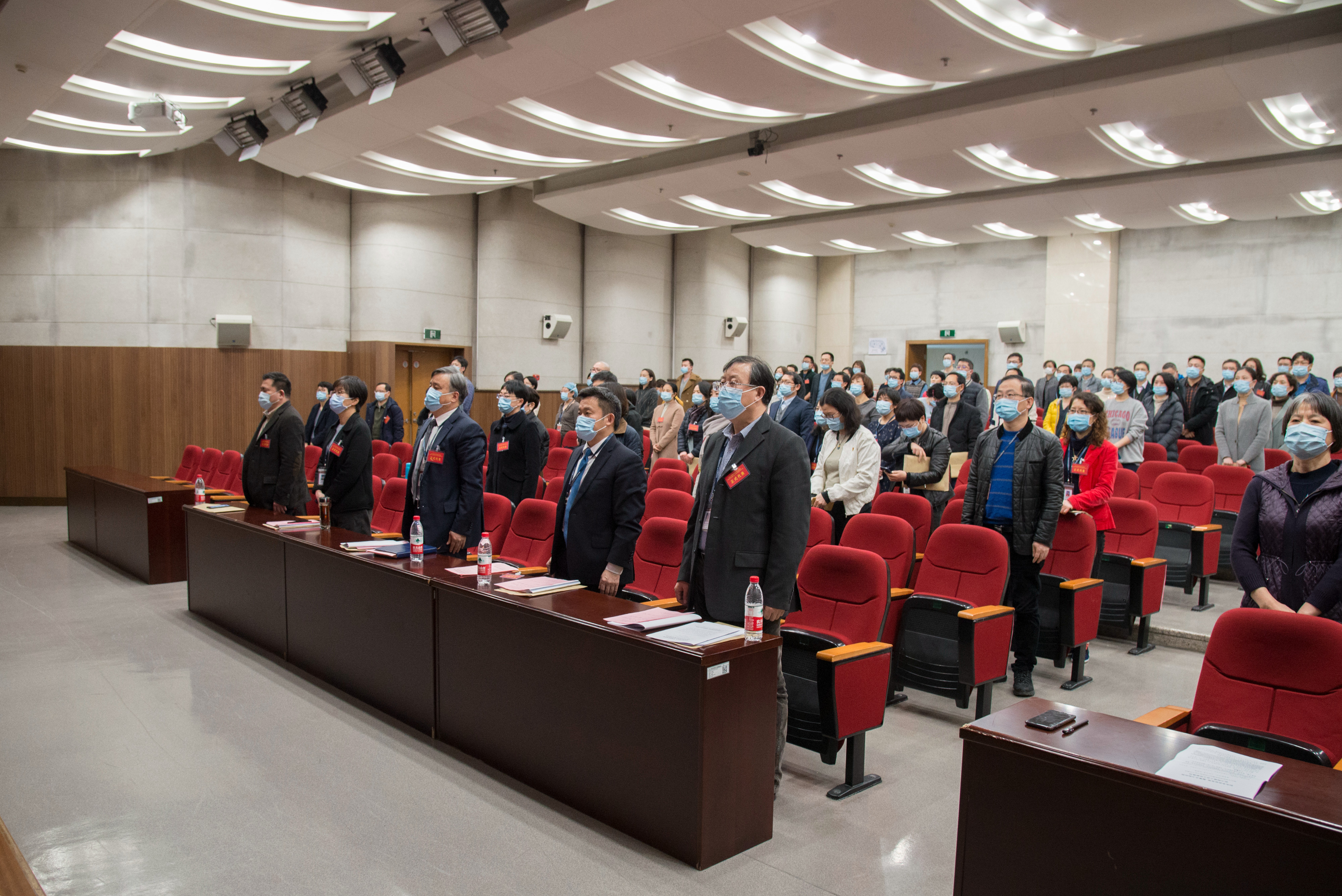 大会由党委副书记,工会主席吴瑞瑾主持,大会在奏唱《国歌》中开幕.